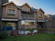 Casa de 7 ambientes playroom y dependencia de servicio...