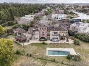 Casa de 8 ambientes con costa de lago en Santa Clara