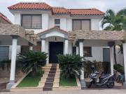 casa de alquiler en urbanización zona sur de manta