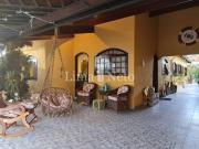 Casa de alto padrão, 243m², 2 suítes, piscina coberta