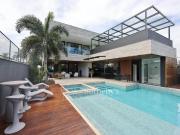 Casa de alto padrão com área gourmet e piscina no Alphaville