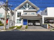 Casa de alto padrão em condomínio, aceita permuta!