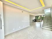 CASA DE ALTO PADRÃO EM CONDOMÍNIO COM 3 SUÍTES E 4 VAGAS...