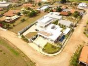 Casa de alto padrão frente para represa