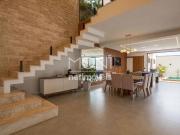 Casa de alto padrão reformada com piscina à venda na QE 56