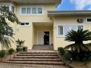 Casa de alto padrão térrea com piscina e quadra de tênis...