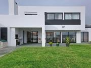 Casa de Arquitetura Moderna em Localização Premium