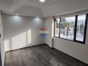 Casa de arriendo con 4 habitaciones y patio, 2parq