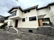 Casa de arriendo sector quito tenis con jardín y 280m2...