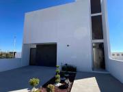 CASA DE AUTOR EN VENTA CON DOBLE ALTURA, ROOF GARDEN Y 4...