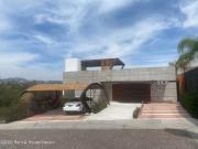 Casa de autor, tres niveles, en venta en Cumbres del...