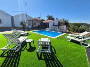 Casa de campo com piscina e barbecue