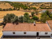 Casa de campo com terraço e potencial para renovação...