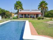 Casa de campo con gran parcela y piscina en venta en...