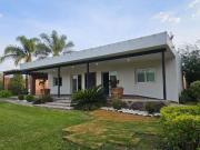 Casa de campo con terrazas y áreas verdes