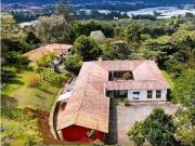 Casa de campo de alto standing de 5 dormitorios en venta...