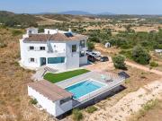 CASA DE CAMPO RENOVADA COM 4 QUARTOS, PISCINA E 1,5...