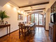 CASA DE CATEGORÍA CON OFICINAS EN PLANTA ALTA