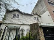 Casa de categoría en venta de 4 ambientes con jardín...