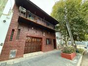 Casa de cinco ambientes con cochera y terraza en venta...