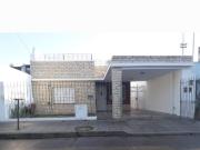 Casa de cinco ambientes con jardin y cochera a la venta...