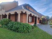 Casa de cinco ambientes con quincho y patio. Barrio...