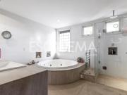 Casa de condomínio em rua arborizada no Morumbi