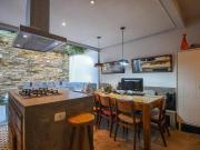 Casa de condomínio à venda com 180m², 4 quartos e 2 vagas.