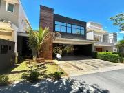 Casa de Condomínio com 3 Quartos à venda, 360 m² por R$...