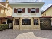Casa de Condomínio com 3 Quartos e 4 banheiros à Venda,...