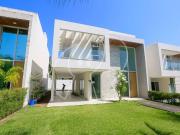 Casa de Condomínio com 3 Quartos e 4 banheiros à Venda,...