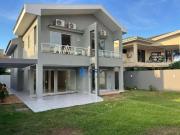 Casa de Condomínio com 3 Quartos e 4 banheiros à Venda,...