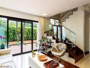 Casa de condomínio com 4 suítes, jardim e churrasqueira...