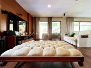 Casa de condomínio com 4 suítes,piscina e Varanda...