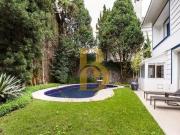 Casa de condomínio com 550 m², 3 quartos sendo 3 suítes...
