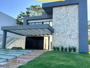 Casa de Condomínio com 5 Quartos e 6 banheiros à Venda,...