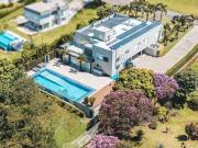 Casa de Condomínio com 5 Quartos e 6 banheiros à Venda,...