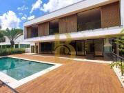 Casa de condomínio com 680 m², 5 quartos sendo 5 suítes...