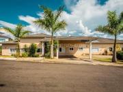 Casa de condomínio com 850 m², 6 quartos sendo 6 suítes...