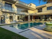 Casa de Condomínio e 5 banheiros à Venda, 700 m² por R$...