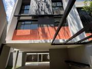 Casa de condomínio fechado possui 256m² com 3 quartos em...