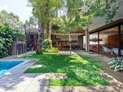 Casa de condomínio com jardim e piscina, perto da Escola...