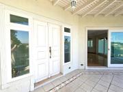 Casa de Condomínio para venda e aluguel em Granja Viana...