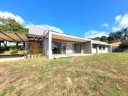 Casa de Condomínio para venda e aluguel em Chácaras...