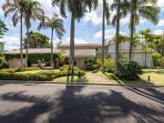 Casa de condomínio para venda ou locação com 4 quartos...