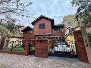 Casa de cuatro ambientes con Pileta y Quincho en Venta...