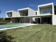 Casa de diseño | 5 amb | 300m² cub | Lote 2.400m² |...