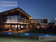 Casa de diseño con espectacular vista panorámica a campo...