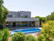 CASA DE DISEÑO CON JARDÍN, BOSQUE PRIVADO Y PISCINA EN...