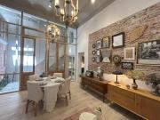 Casa de diseño con patio en venta